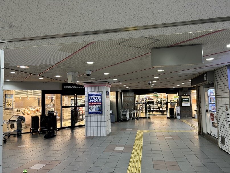 改札を出ると、正面にスーパー「阪急オアシス」が見えます。