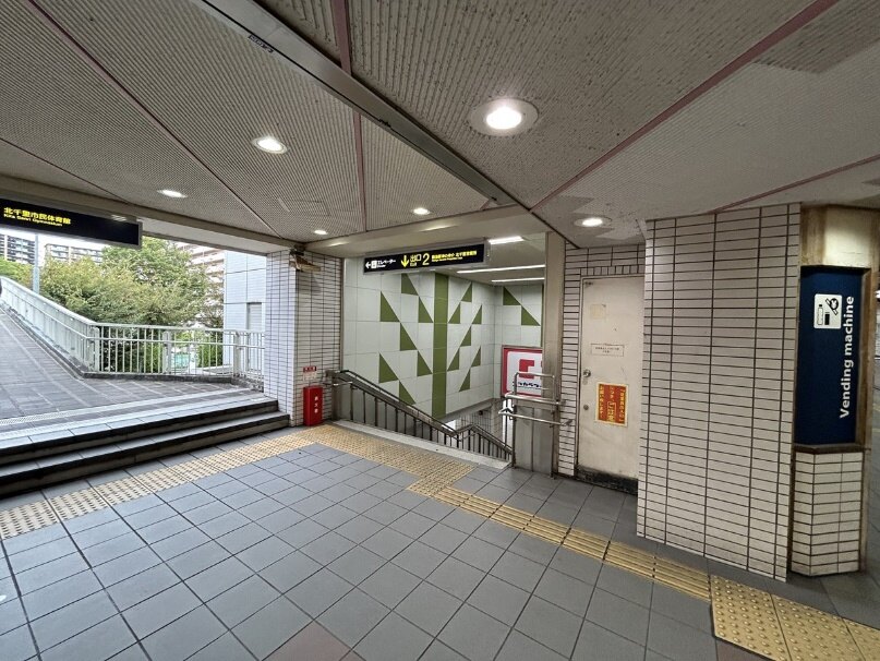 右に曲がってすぐ、さらに右下へ階段を下ります。屋根が切れる手前です。