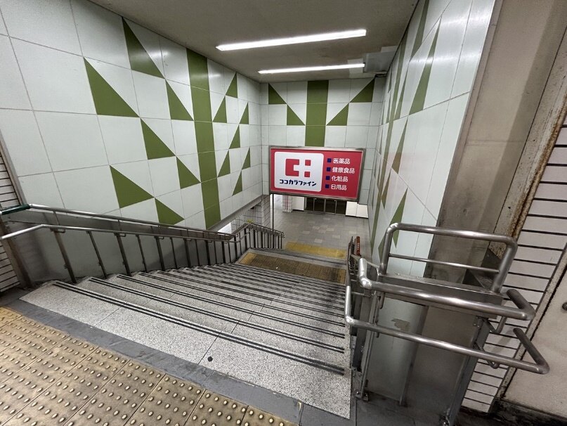 改札から見ると、右回りにUターンして下の道路へ降りるイメージです。