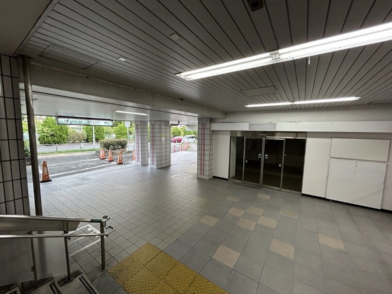 階段を下りると、すぐに道路が見えてきます。