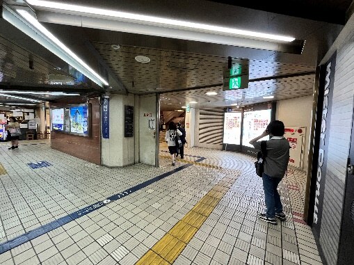 南改札口を出て、正面の階段を上ります。