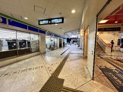 正面のローソンを右に進みます。