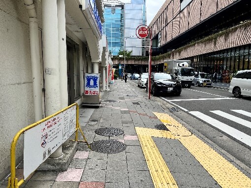 道路に出たら左に曲がり、そのまま直進します。