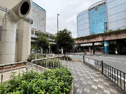 カーブを道なりに進みます。