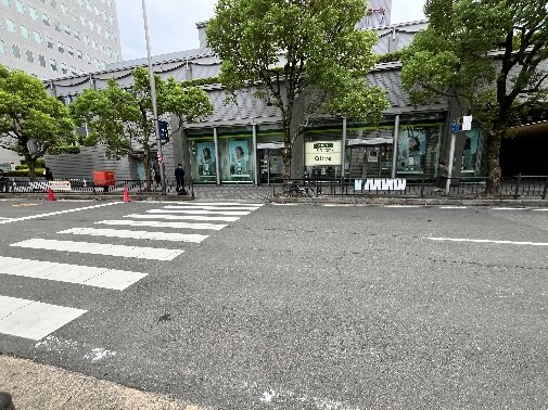 歩道橋の下をくぐり、横断歩道を渡ります。正面の三井住友銀行が目印です。