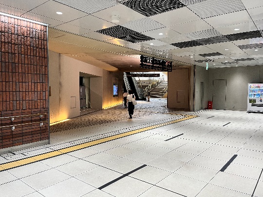 改札を出て、1番出口へ進みます。