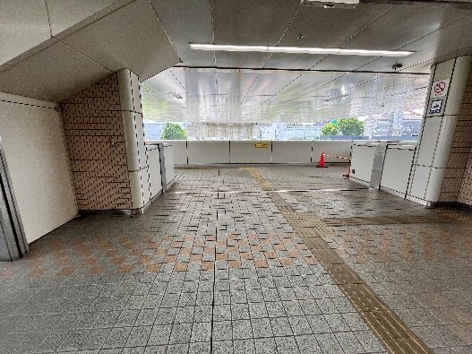 改札を出て左に進みます。