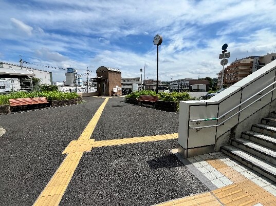 階段の場合:下りると右手がバスロータリーです。